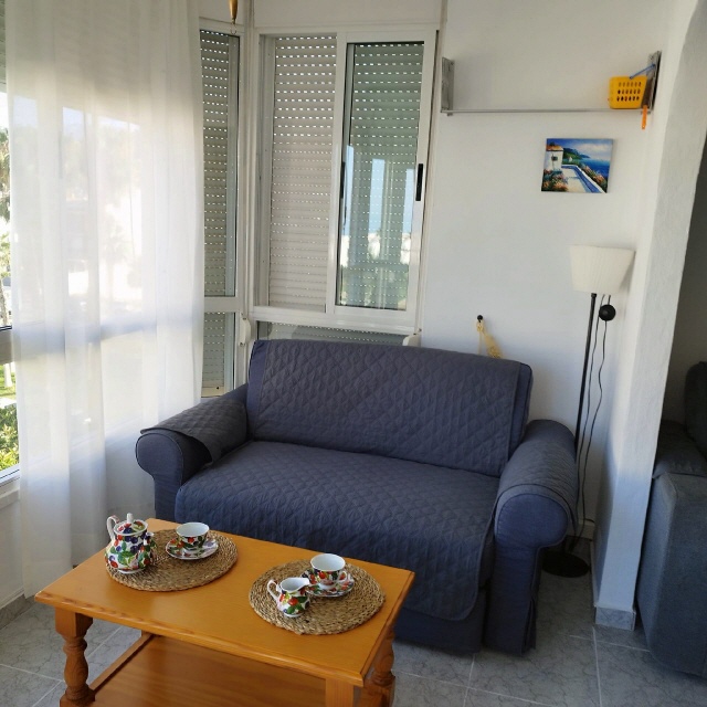 Laguna Beach 9 - kleines Sofa im Wohnzimmer