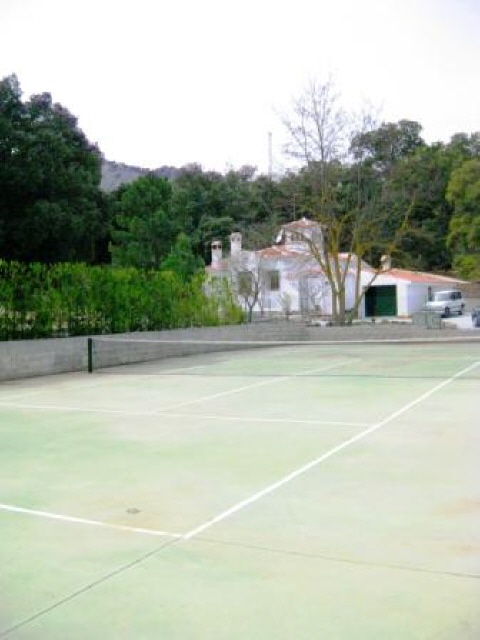 eigener Tennisplatz