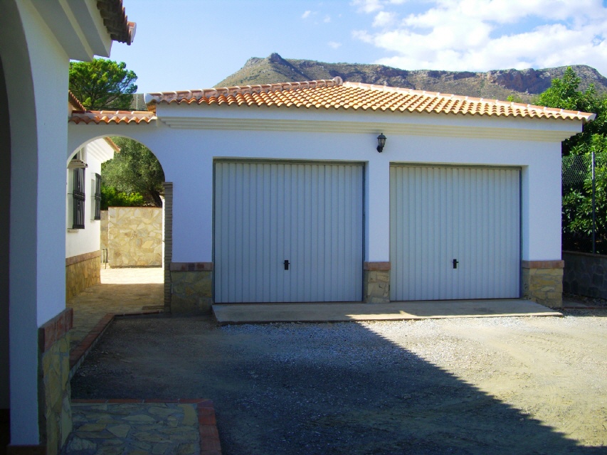 double garage - right gate with motor