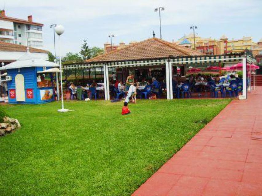 Urb. Laguna Beach - restaurante cerca de la piscina olímpica