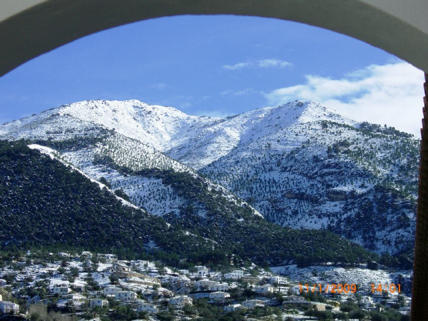 vista desde el balcón (a veces) en invierno al parque natural y La Maroma