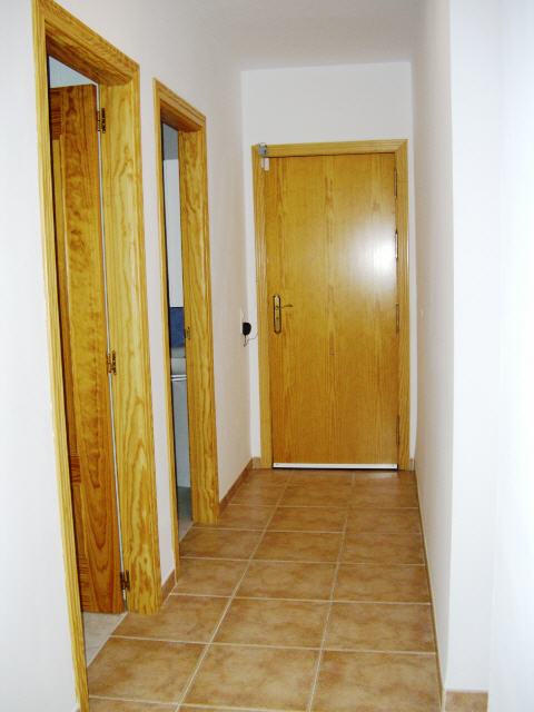 parte del corredor con puerta de entrada
